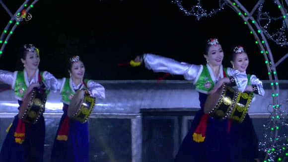 ‘북한도 신년 경축’…평양서 신년경축공연