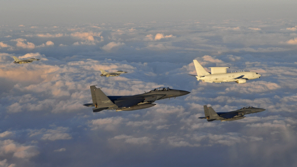 문재인 대통령이 탑승해 지휘비행 중인 공군 항공통제기 E-737기가 F-15K, F-16 전투기 편대의 호위를 받으며 상공을 비행하고 있다. 2021.1.1 합참제공