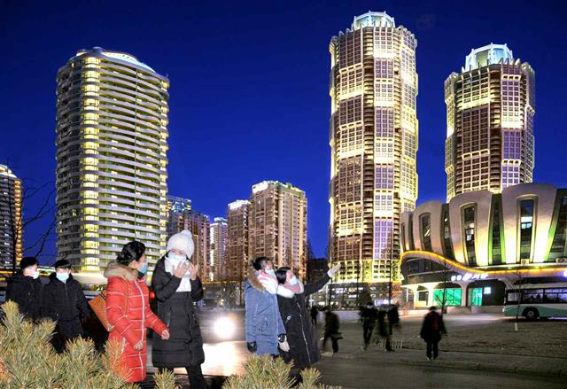 평양 밤거리 걷는 주민들…“아름다운 불야경”