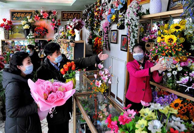 새해 맞아 꽃집 찾은 북한 주민들