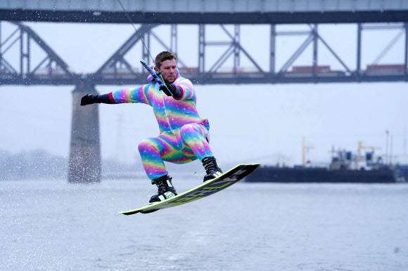 수상 스키 선수 브라이언 엥겔하드가 1일(현지시간) 미국 미주리주 세인트루이스의 미시시피강에서 멋진 기술을 뽐내고 있다. UPI 연합뉴스