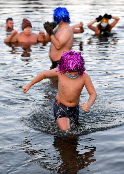 수영을 즐기는 사람들이 1일(현지시간) 폴란드 남동부 프르제미슬의 한 호수에서 전통적인 새해 첫날을 보내고 있다. EPA 연합뉴스