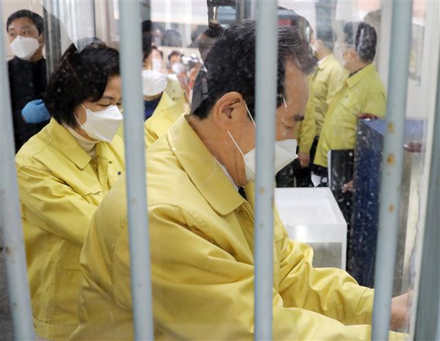 동부구치소에서 손 소독하는 정세균.추미애