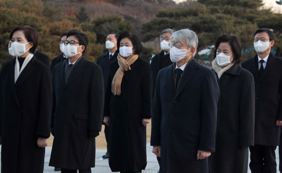 추미애 법무부장관이 2일 오전 서울 동작구 국립서울현충원에서 참석한 국무위원들과 참배를 하고 있다. 2021. 1. 2  도준석 기자 pado@seoul.co.kr