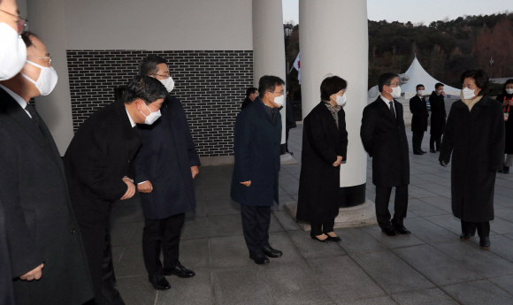추미애 법무부장관(맨 오른쪽)이 2일 오전 서울 동작구 국립서울현충원에서 참석한 국무위원들과 인사를 하고 있다. 2021. 1. 2  도준석 기자 pado@seoul.co.kr