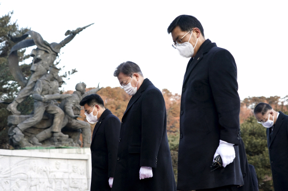 문재인 대통령이 2일 오전 서울 동작구 국립서울현충원을 국무위원들과 찾아 현충탑에서 분향한 뒤 묵념하고 있다. 2021. 1. 2  도준석 기자 pado@seoul.co.kr