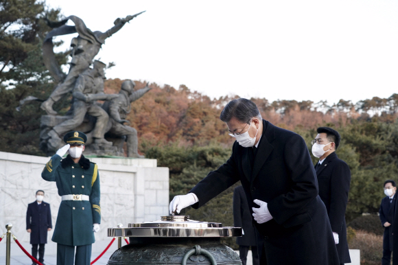 문재인 대통령이 2일 오전 서울 동작구 국립서울현충원을 국무위원들과 찾아 현충탑에서 분향하고 있다. 2021. 1. 2  도준석 기자 pado@seoul.co.kr