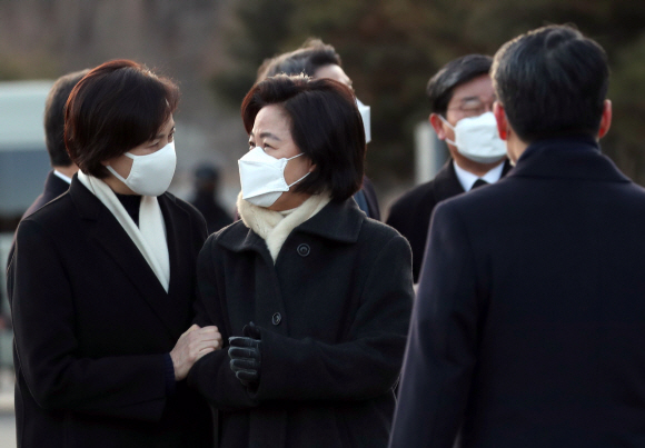추미애 법무부장관 등 국무위원들이 2일 오전 서울 동작구 국립서울현충원에서 문재인 대통령과 참배를 한 뒤  유은혜 부총리 겸 교육부 장관과   이야기를 나누고 있다. 2021. 1. 2 도준석 기자 pado@seoul.co.kr