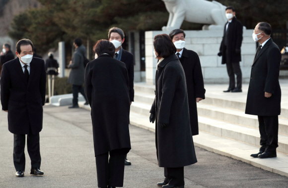 추미애 법무부장관 등 국무위원들이 2일 오전 서울 동작구 국립서울현충원에서 문재인 대통령과 참배를 한 뒤 정세균 국무총리와 인사를 하고 있다. 2021. 1. 2  도준석 기자 pado@seoul.co.kr