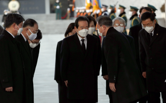 문재인 대통령이 2일 오전 서울 동작구 국립서울현충원을 국무위원들과 찾아 현충탑에서 방명록에 서명 한 뒤 인사를 하며 퇴장하고 있다. 2021. 1. 2  도준석 기자 pado@seoul.co.kr