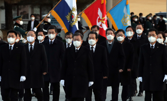 문재인 대통령이 2일 오전 서울 동작구 국립서울현충원을 비서실, 국무위원 등과 참배하기 위해 입장하고 있다. 2021. 1. 2  도준석 기자 pado@seoul.co.kr