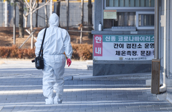 3일 법무부에 따르면 서울동부구치소에서 수용자 121명이 코로나 19 추가 확진 판정을 받아 전국 교정시설 내 코로나19 확진자는 1108명으로 증가했다. 사진은 이날 서울 송파구 동부구치소에서 관계자들이 방역복을 입고 이동하고 있다. 2021.1.3 오장환 기자 5zzang@seoul.co.kr