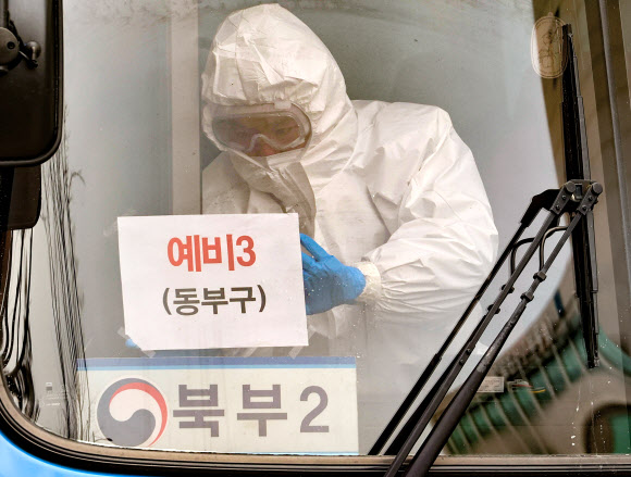 호송차량에 안내문 붙이는 관계자