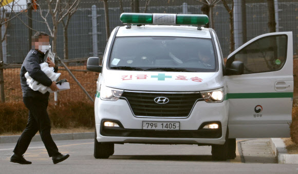 물품 옮기는 동부구치소 관계자