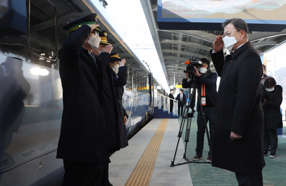 문재인 대통령이 4일 오전 강원 원주시 원주역사에서 열린 저탄소?친환경 고속열차인 KTX-이음 개통식에 참석해 전성수 기장으로 부터 운행신고를 받고 있다. 2020. 1. 4 도준석 기자pado@seoul.co.kr