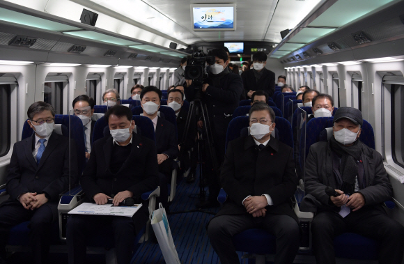 문재인 대통령이 4일 오전 강원 원주시 원주역사를 출발한  저탄소?친환경 고속열차인 KTX-이음(원주-제천) 열차에 시승해 국민 희망메시지 영상을 시청 하고 있다.   2020. 1. 4 도준석 기자pado@seoul.co.kr