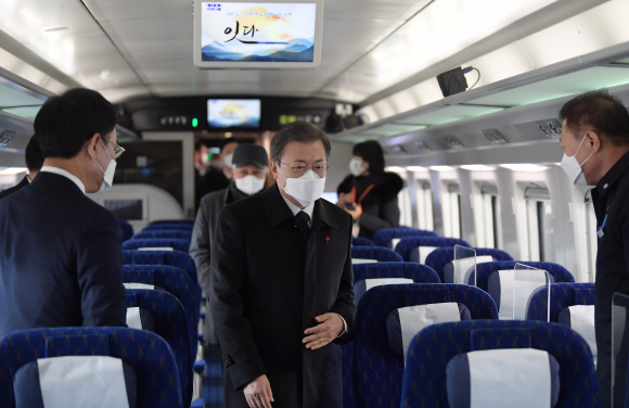 문재인 대통령이 4일 오전 강원 원주시 원주역사에서 저탄소?친환경 고속열차인 KTX-이음 개통식이 끝난 후 원주-제천간 노선 열차 탑승을 하고 있다.2020. 1. 4 도준석 기자pado@seoul.co.kr