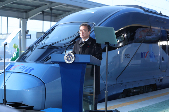 문재인 대통령이 4일 오전 강원 원주시 원주역사에서 열린 저탄소?친환경 고속열차인 KTX-이음 개통식에 참석해 인사말을 하고 있다.  2020. 1. 4 도준석 기자pado@seoul.co.kr