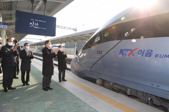 문재인 대통령이 4일 오전 강원 원주시 원주역사에서 저탄소?친환경 고속열차인 KTX-이음 개통식에 참석해 플랫폼에 도착하는 열차를 보며 박수를 치고 있다. 2020. 1. 4 도준석 기자pado@seoul.co.kr