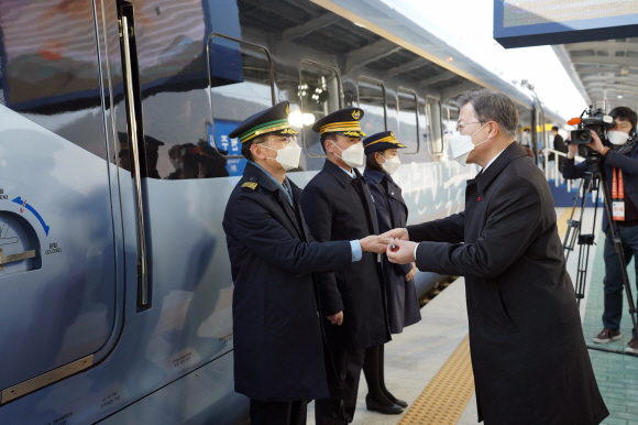 문재인 대통령이 4일 오전 강원 원주시 원주역사에서 열린 저탄소?친환경 고속열차인 KTX-이음 개통식에 참석해 전성수 기장으로 부터 운행신고를 받은 후 열차 마스터키를 전달하고 있다. 2021. 1. 4 도준석 기자pado@seoul.co.kr