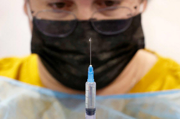백신 접종은 준비중인 의료진-AFP 연합뉴스
