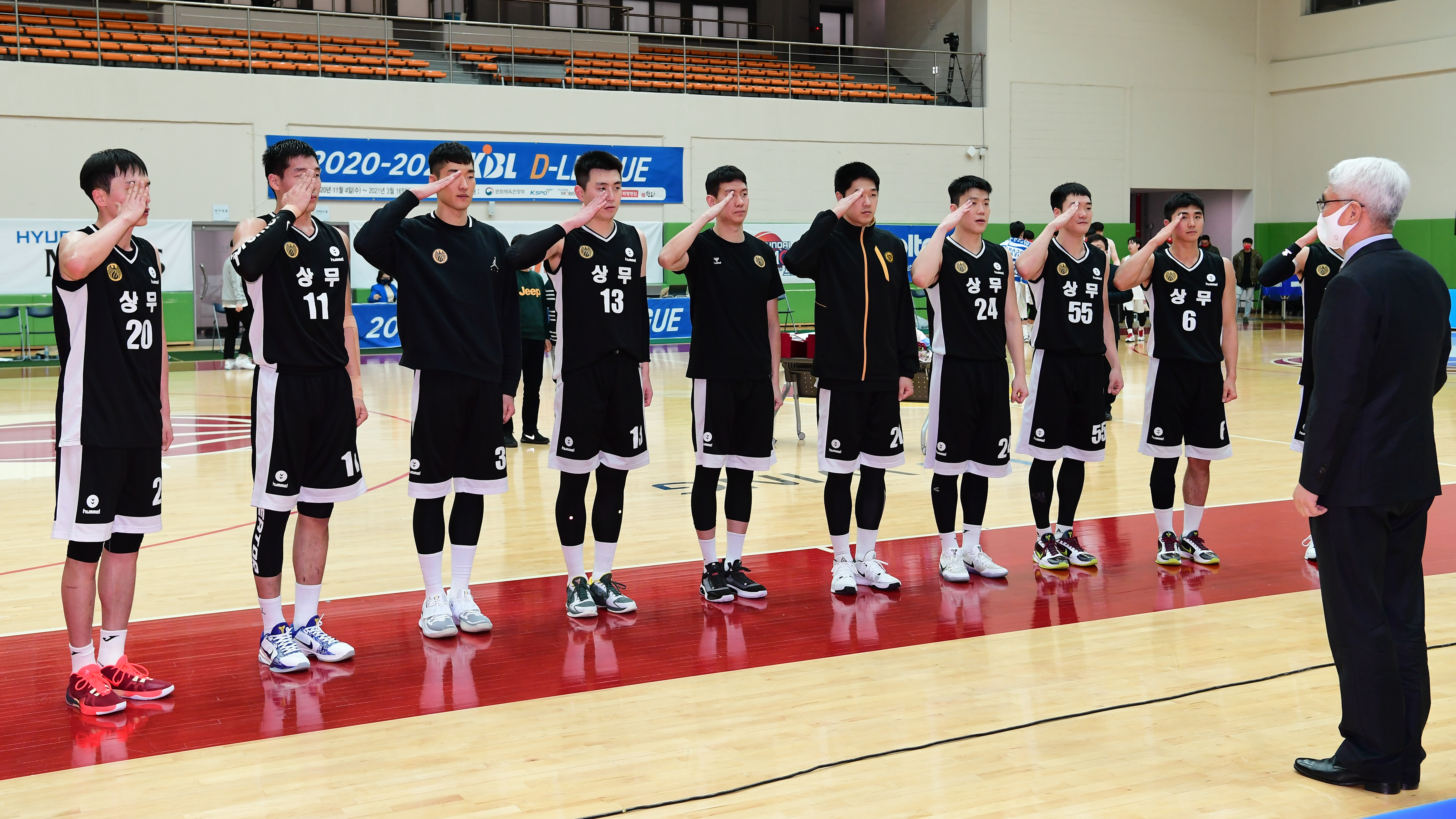상무 농구단 선수들이 4일 이천 LG챔피언스파크에서 열린 2020~21 D리그 결승에 앞서 경례를 하고 있다. KBL 제공