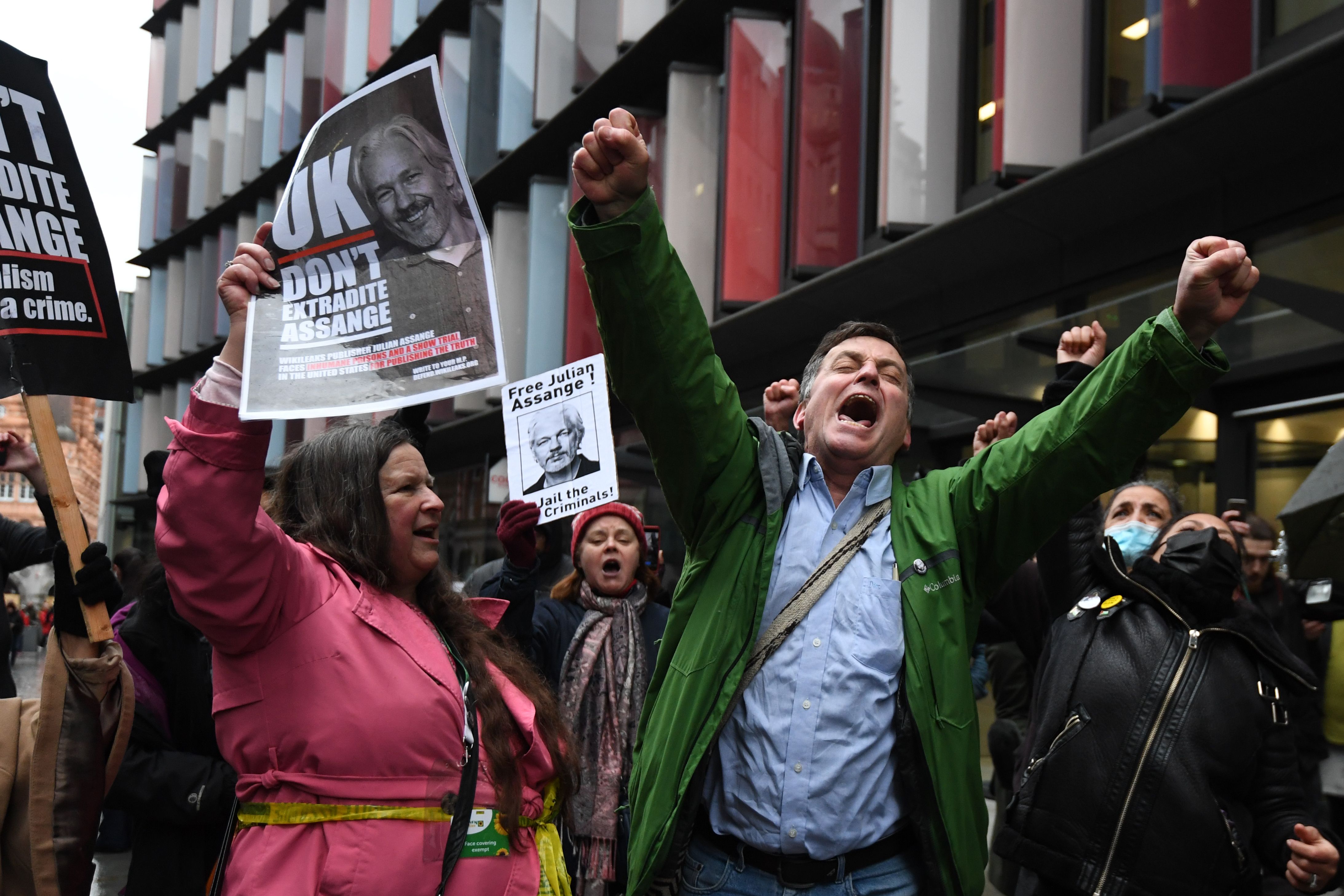 영국 런던의 중앙형사법원이 4일(현지시간) 위키리크스 설립자 줄리언 어산지의 미국 송환을 불허하는 판결을 내리자 법원 앞에 모여 있던 지지자들이 두 손을 치켜들며 기뻐하고 있다. 런던 AFP 연합뉴스