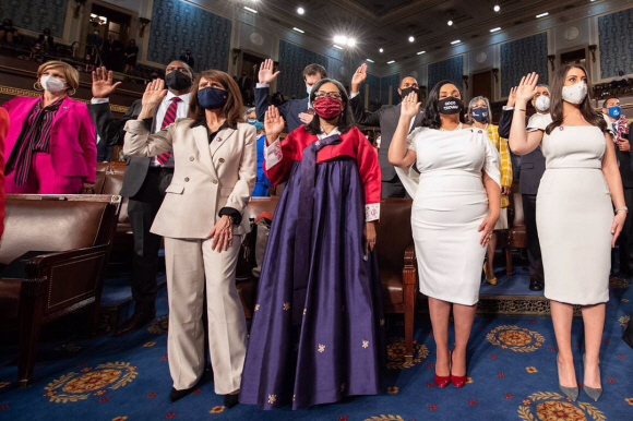 3일(현지시간) 미국 워싱턴DC 의사당에서 열린 연방 하원의원 취임식에서 한국계 메릴린 스트리클런드(앞줄 가운데)가 한복을 입고 등원해 선서를 하고 있다. 트위터 캡처
