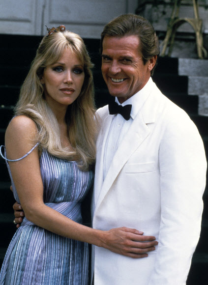 미국 여배우 타냐 로버츠(왼쪽)가 007 영화 ‘뷰 투 어 킬’에서 로저 무어와 호흡을 맞췄던 1984년 8월 17일 프랑스 샹틸리에서 포즈를 취한 모습. AP 연합뉴스
