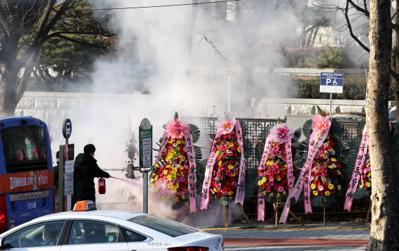 대검찰청 앞 ‘윤석열 응원 화환’에 방화
