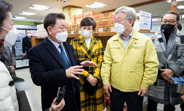 박승원(왼쪽 두번째) 광명시장이 경기 먹거리 그냥 드림 코너’를 방문한 이재명 경기도지사에게 코너 현황을 설명하고 있다. 광명시 제공