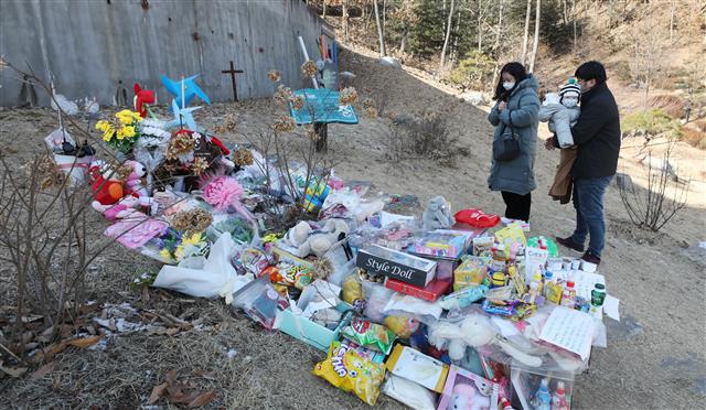 추모 발길 이어지는 정인이 묘소