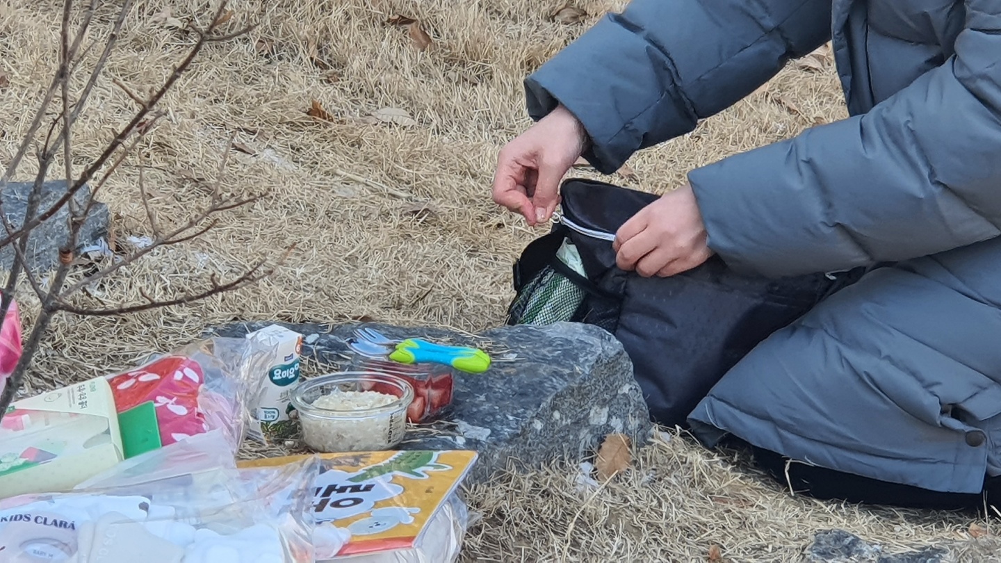 입양 부모의 학대로 16개월의 짧은 생을 마친 정인양이 안치된 경기 양평군 서종면의 묘소에 추모객의 발길이 이어지고 있다. 사진은 한 추모객이 직접 싸온 도시락을 묘소에 내려놓고 있는 모습. 손지민 기자 sjm@seoul.co.kr