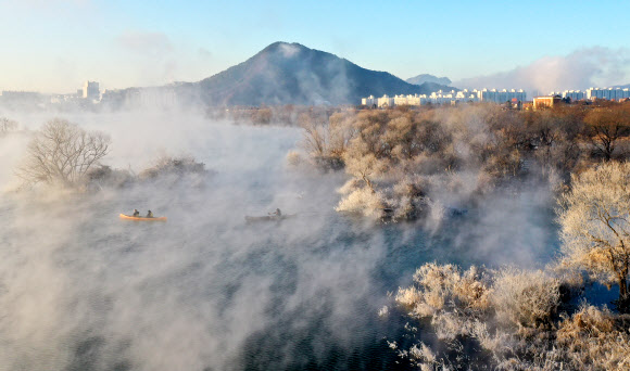 한파에 활짝 핀 소양강 상고대