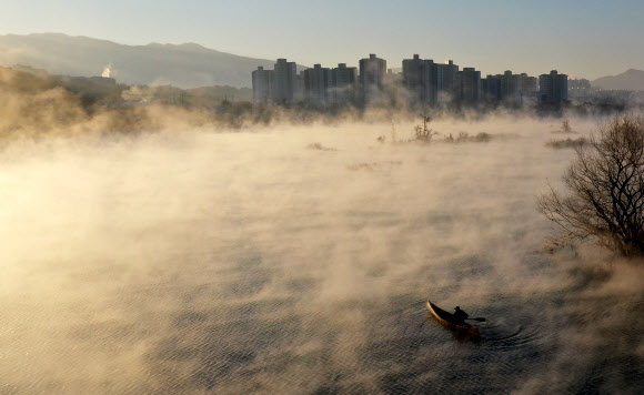 한파에 피어오르는 소양강 물안개