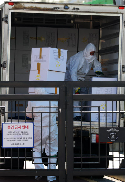 6일 오전 서울 송파구 동부구치소에서 관계자들이 의료폐기물을 수거하고 있다. 법무부는 이날 동부구치소 수용자 66명이 추가로 확진 판정을 받았다고 밝혔다. 2021.1.6  연합뉴스