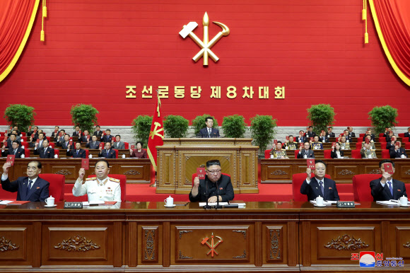북한 노동신문은 지난 5일 평양에서 제8차 당대회가 개막했다고 6일 밝혔다. 이날 당 대회에는 당 중앙 지도기관 인사 250명을 비롯한 관계자 약 7000명이 참석했으나 모두 마스크를 착용하지 않았다. 평양 노동신문 뉴스1