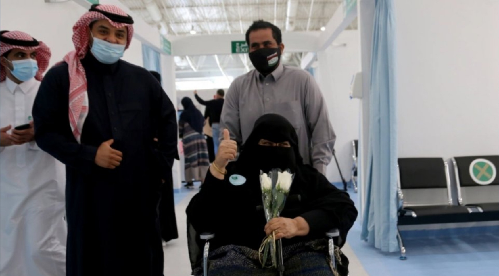 사우디아라비아 국민이 화이자의 코로나19백신을 맞은 뒤 접종 상징인 하얀 장미를 들고 기뻐하고 있다. 출처:트위터