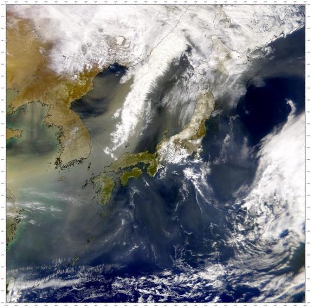 중국발 황사와 미세먼지가 한반도와 일본 열도를 지나가는 모습을 찍은 위성사진. 과학자들은 이들 나라가 포함된 북반구 중위도 편서풍대가 어떻게 변하고 있는지 해양 퇴적물을 분석했다. 그 결과 편서풍대가 지구온난화로 인해 점점 북상하고 있다는 사실을 확인했다.  미국 항공우주국(NASA) 고다드우주비행센터 제공