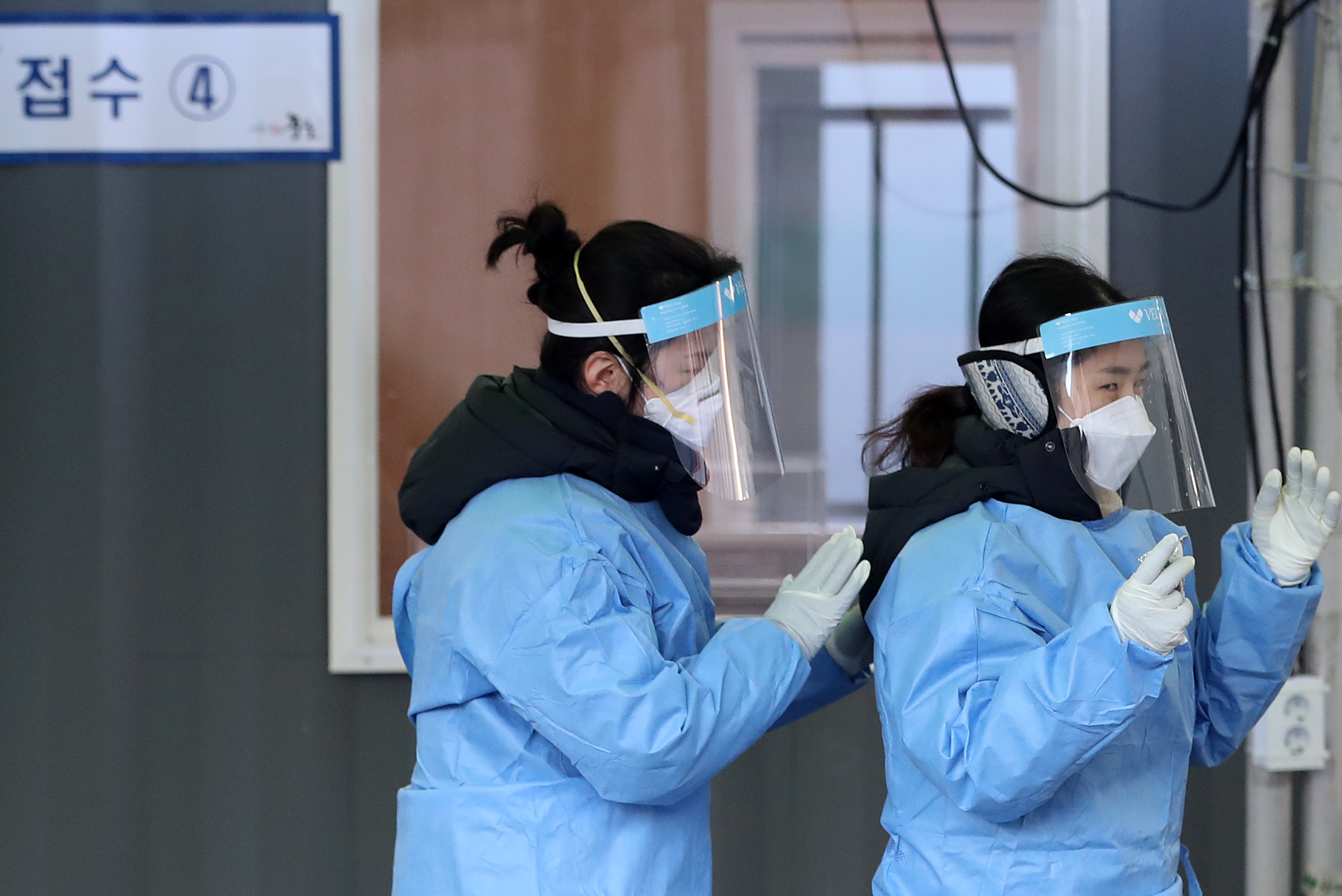 ‘북극한파’가 한반도를 덮친 6일 오전 서울 중구 서울역에 마련된 신종 코로나 바이러스 감염증(코로나19) 임시 선별진료소에서 의료진이 대화를 나누고 있다. 2021.1.6 뉴스1