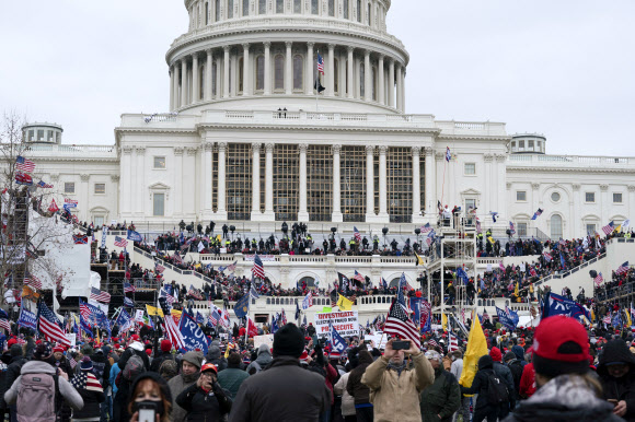 사상 초유의 시위대 점거 사태 빚어진 미 의사당