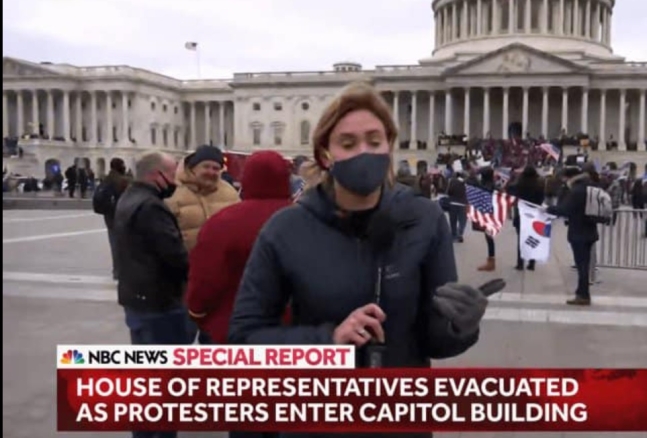 6일(현지시간) 워싱턴DC 미의회 의사당 난입시위 현장 생중계화면에 태극기와 성조기를 함께 든 시위자 모습이 잡혔다/NBC 화면