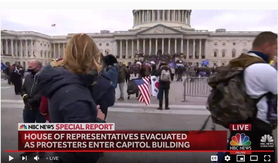 6일(현지시간) 워싱턴DC 미의회 의사당 난입시위 현장 생중계화면에 태극기와 성조기를 함께 든 시위자 모습이 잡혔다/NBC 화면