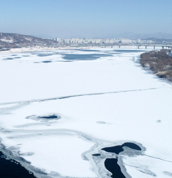 꽁꽁 얼어붙은 한강
