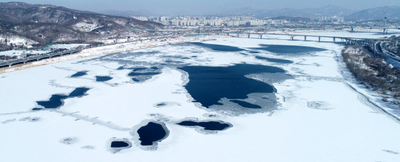 꽁꽁 얼어붙은 한강