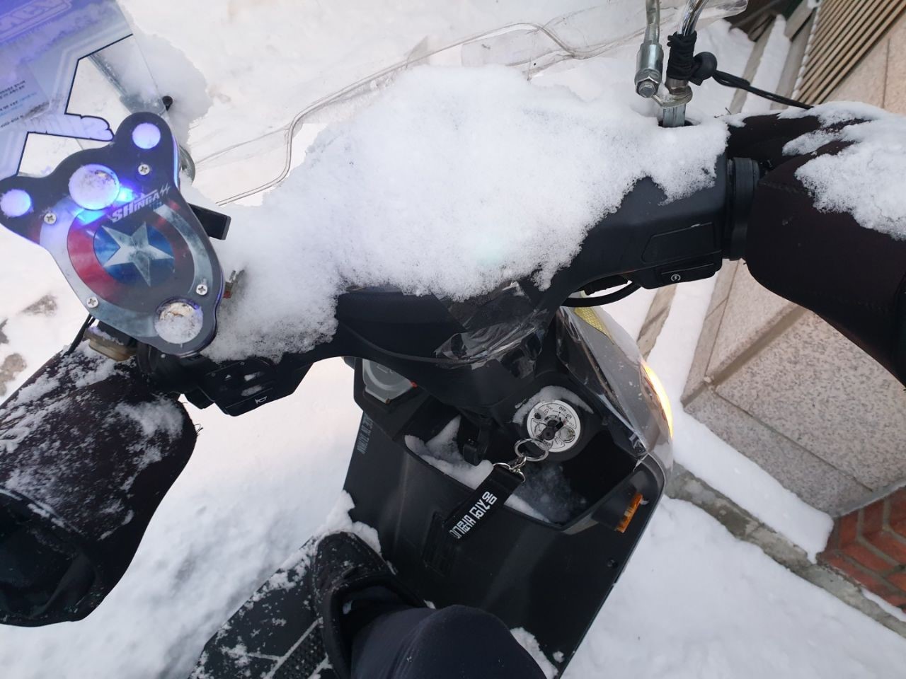 눈 덮인 오토바이  폭설이 내린 지난 6일 늦은 오후 배달에 나선 배달대행업체 기사의 오토바이에 눈이 소복히 쌓여 있다.<br>라이더유니온 제공