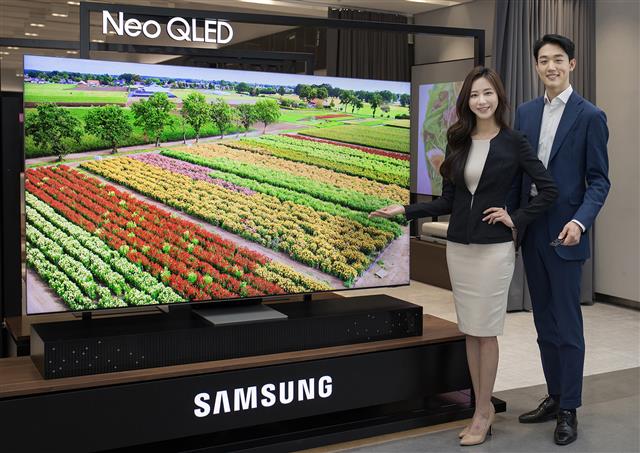 삼성전자 모델이 수원 삼성 디지털시티에서 2021년 신제품인 ‘네오 QLED TV’를 소개하고 있다. 삼성전자 제공
