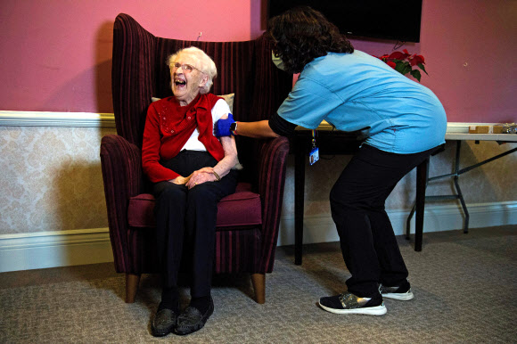 “아야” 아스트라제네카 코로나19 백신 맞는 100세 英 할머니