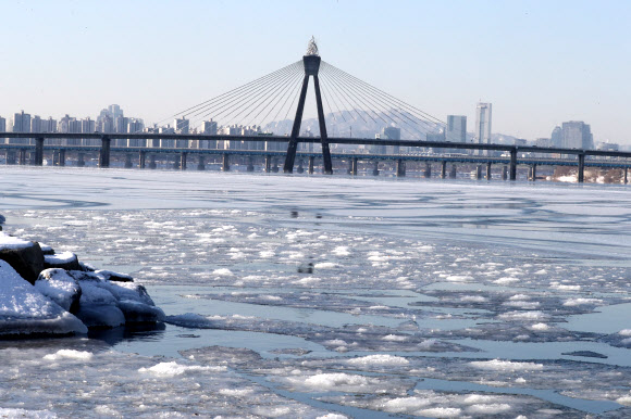 ‘북극 한파’에 얼어붙은 한강 올림픽대교 상류