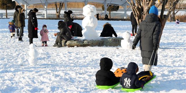 눈 덮인 공원 찾은 시민들